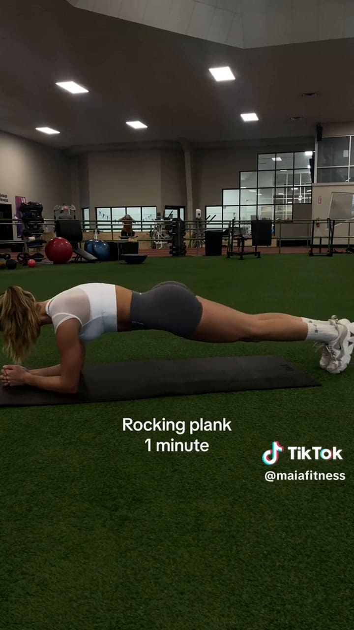 El reto de dos semanas para conseguir un vientre plano (TikTok: @maiahenyfit)