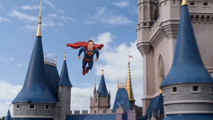 El superhéroe Del Rio exploró Disney desde el aire