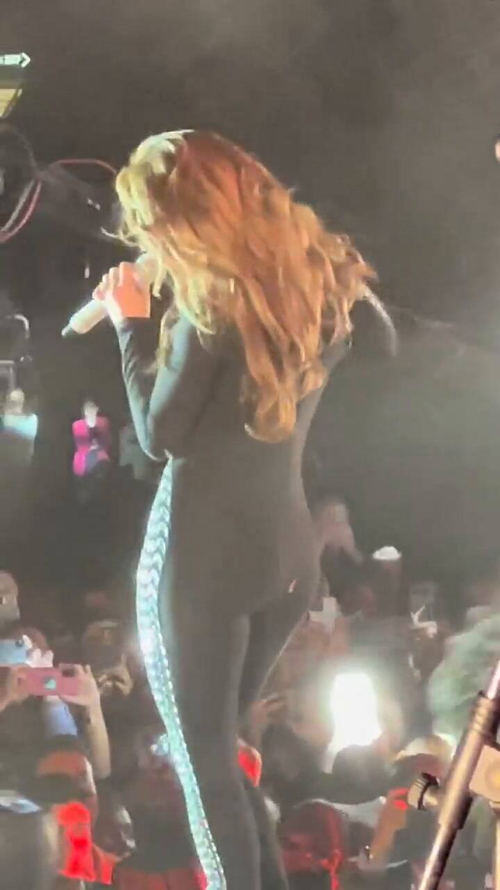 Jennifer Lopez muestra el glúteo tras accidente con su vestuario