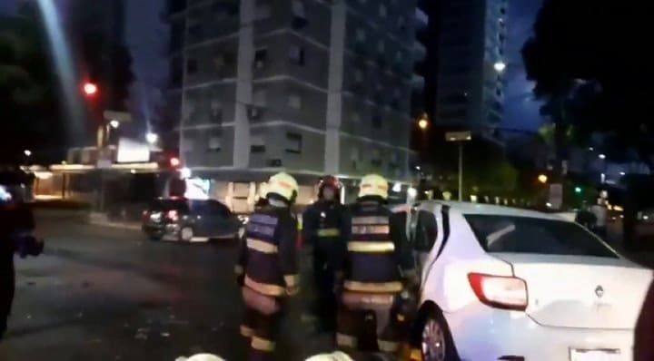 Uno de los conductores quedó atrapado en el interior y fue rescatado por Bomberos de la Ciudad