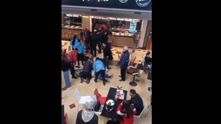 Tragedia en un shopping de Liniers: un hombre se descompensó y murió en el patio de comidas