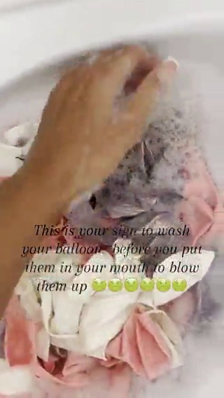 Reveló en las redes sociales por qué hay que lavar los globos antes de inflarlos