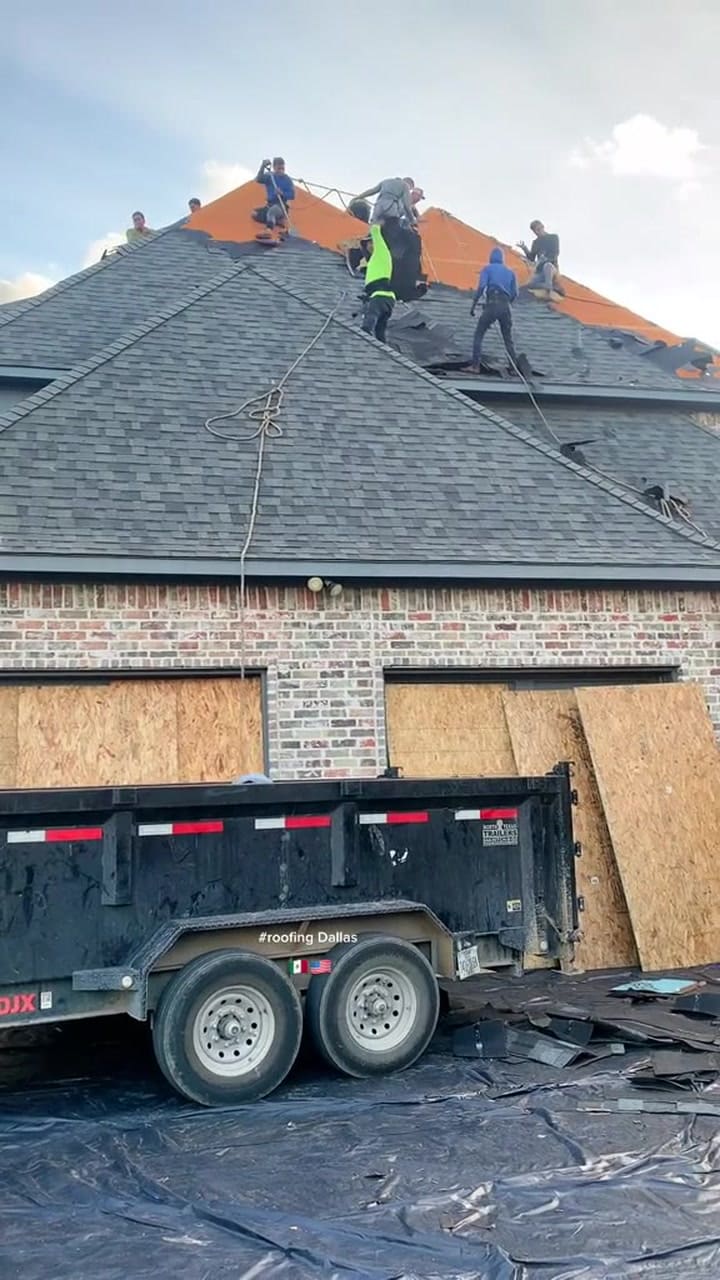 Los jóvenes que se dedican a reparar techos en Estados Unidos