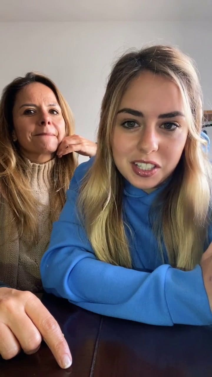 Una tiktoker le hizo un comprometedor regalo a su mamá y se hizo viral