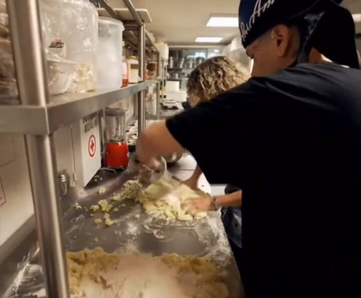 Duki fue chef en el restaurante de Maru Botana