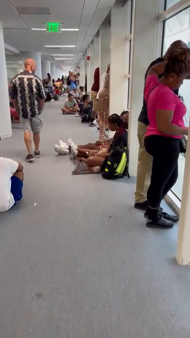 Pasajeros esperando el barco Carnival Celebration