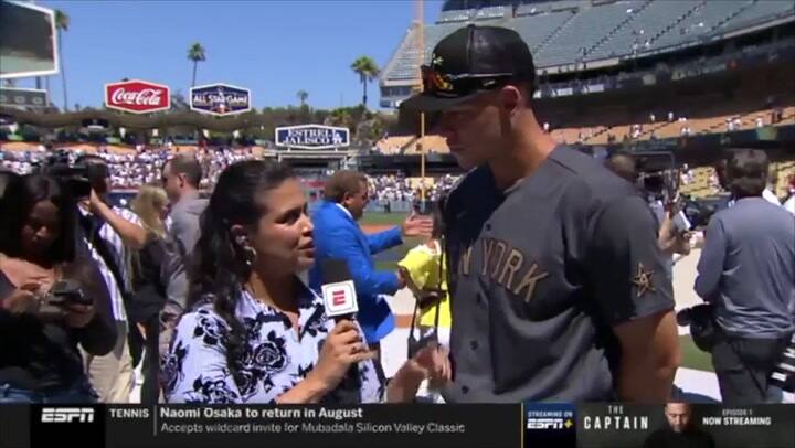La reportera Marly Rivera en entrevista con Aaron Judge en 2022