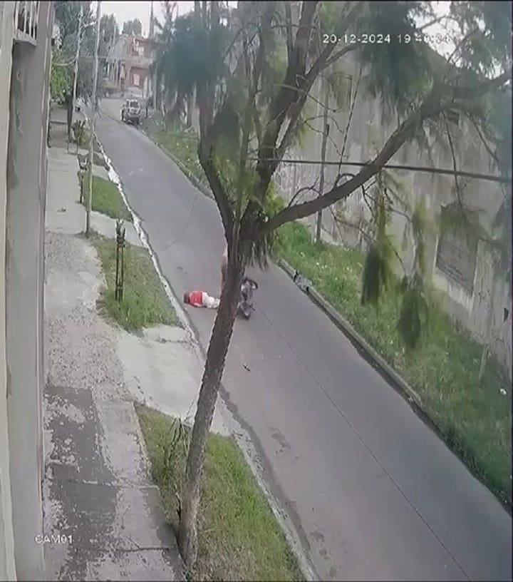 El momento en el que un motociclista choca y mata a una jubilada en Lomas de Zamora