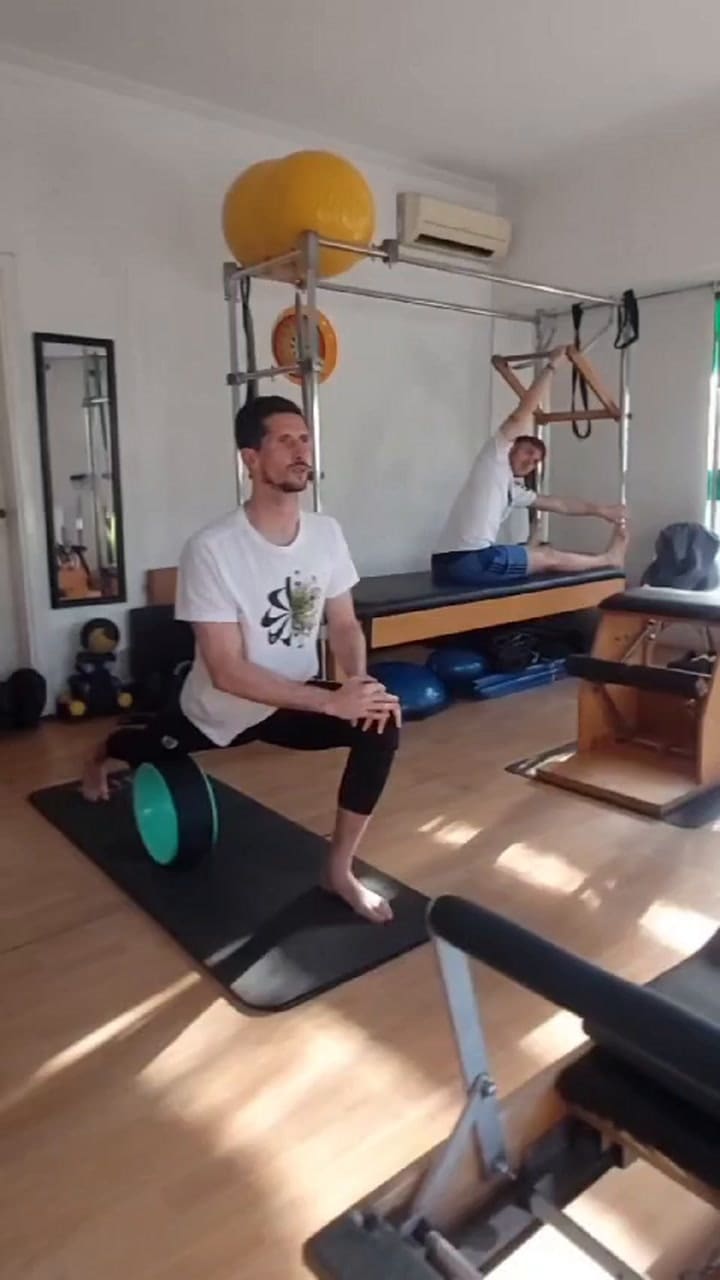 Rodrigo Rey y Tomás Durso, arqueros de Independiente y Atlético Tucumán, respectivamente, en plena práctica de pilates