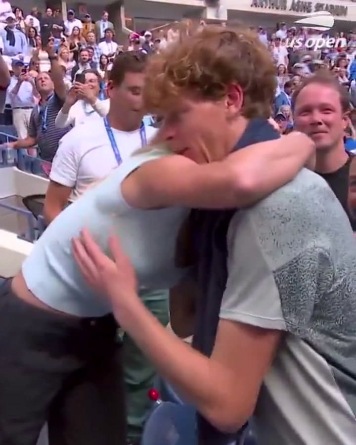 El apasionado beso entre Jannik Sinner y Anna Kalinskaya