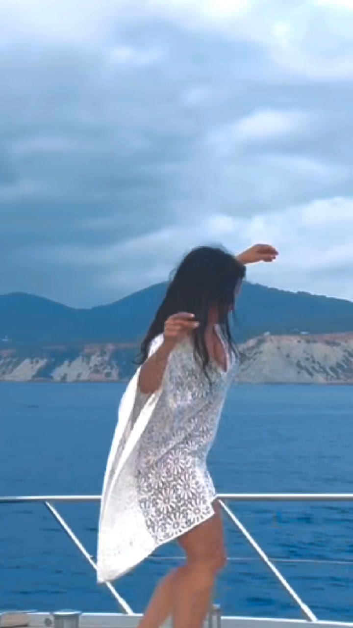 Salma Hayek disfruta de un día en el océano con una canción de Carlos Vives de fondo