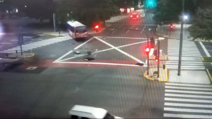 Así fue el choque entre dos colectivos; uno de ellos pasó en rojo