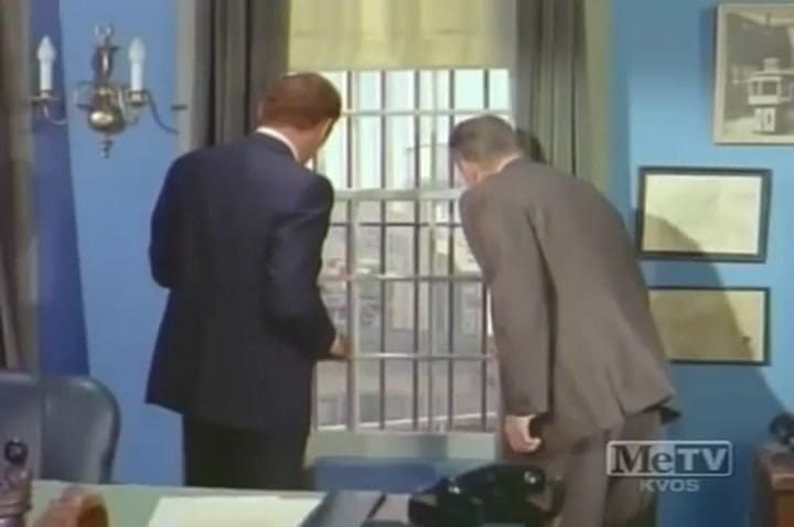 Eartha Kitt, primera Gatúbela afroamericana, pasea con su Gatimóvil - Fuente: YouTube