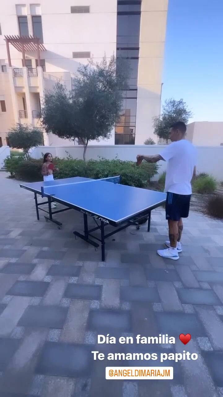 Di Maria en su día libre difrutó jugando al Ping - Pong