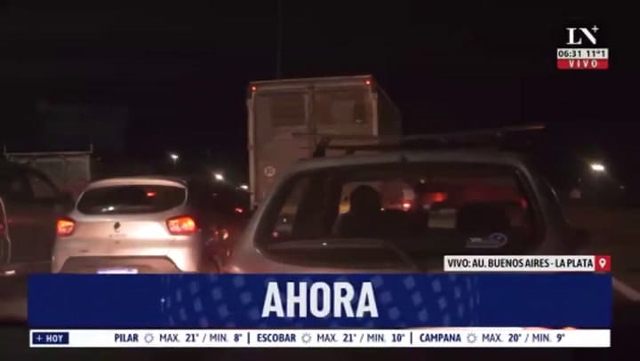 Autopista Buenos Aires- La Plata a paso de hombre por una protesta de dueños de colectivos