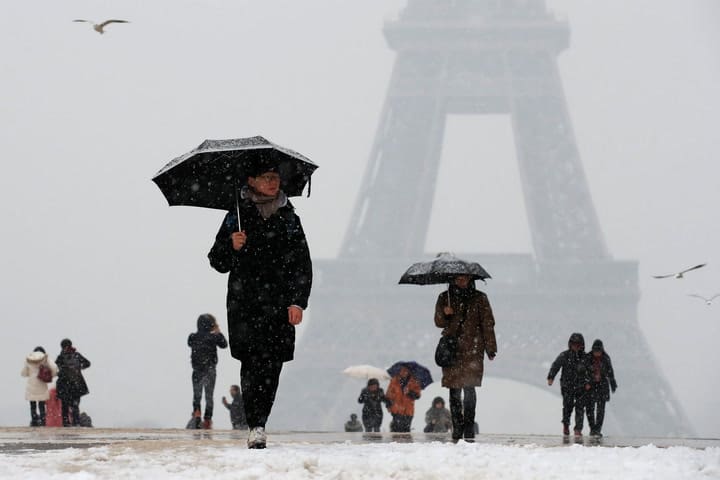 París, Francia. Amaneció con sus calles y monumentos cubiertos de nieve