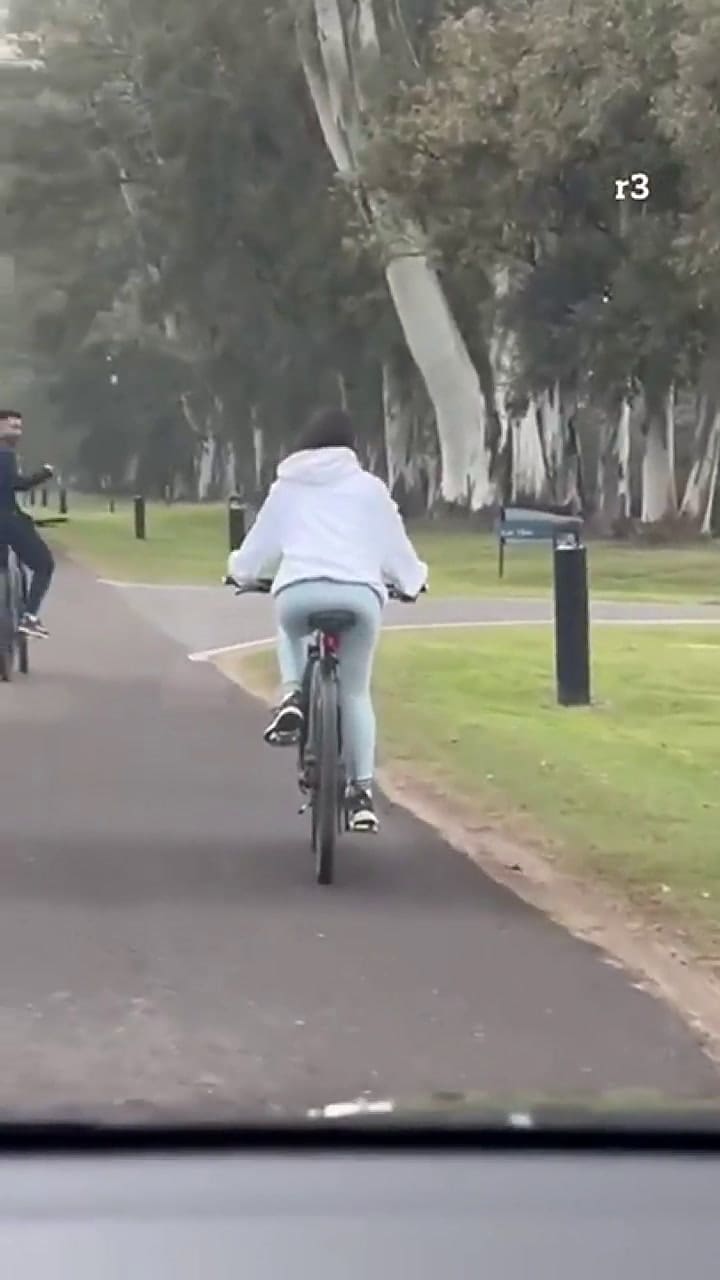 Lionel Messi paseó en bicicleta con Antonela y uno de sus hijos