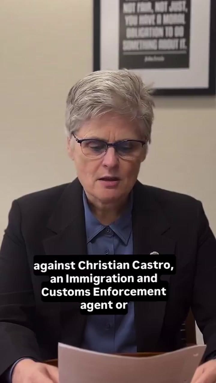 La fiscal del condado de Hennepin, Mary Moriarty, anunció cargos penales contra un agente de ICE