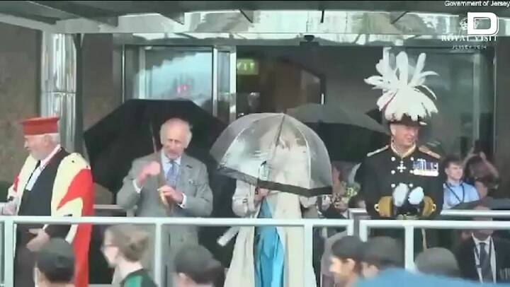 El mal momento del rey Carlos III y la reina Camilla durante una actividad