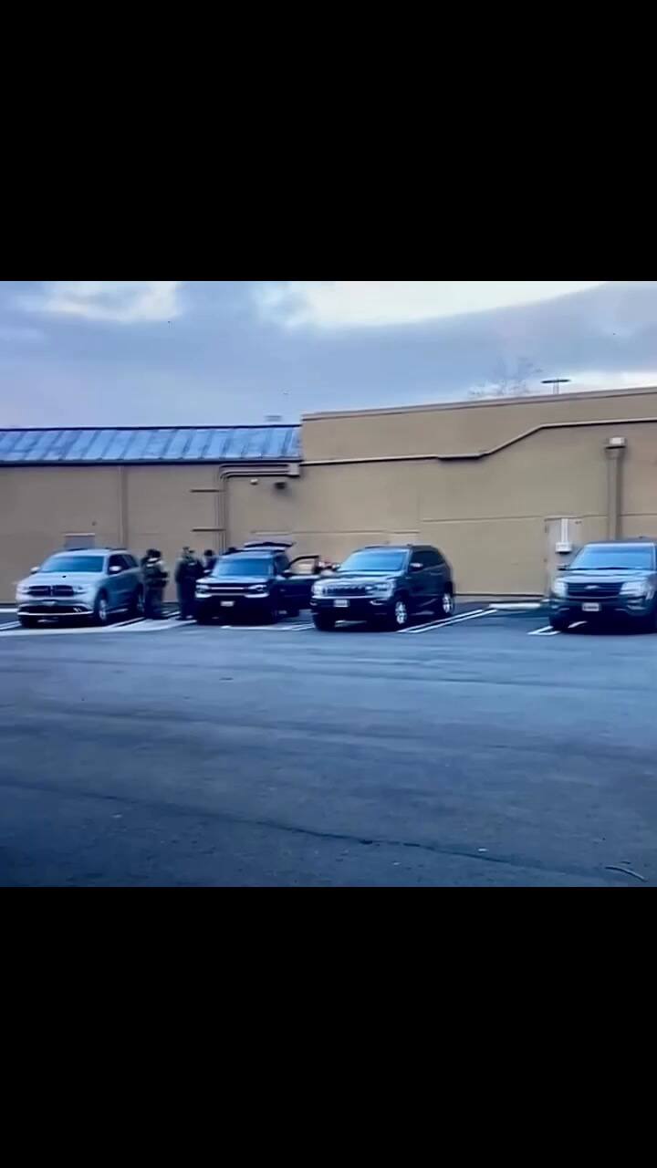 Los activistas recorren barrios con radios y megáfonos para identificar la presencia de agentes encubiertos