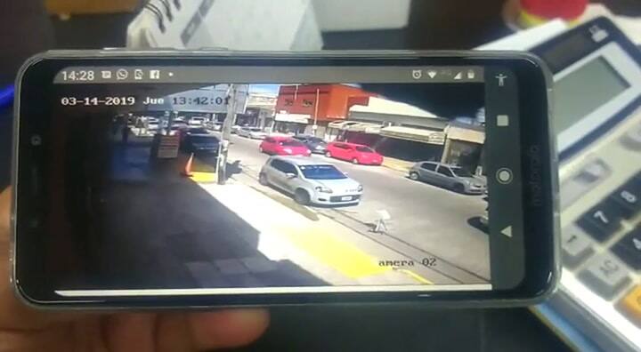 Imágenes del autor del crimen de Caccone media hora antes del crimen en la esquina donde la asesinar