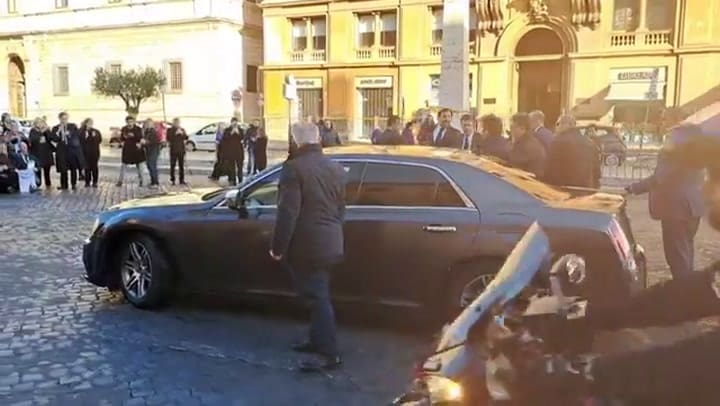 Milei hizo detener el convoy en la Via della Conciliazione para saludar a un grupo de argentinos