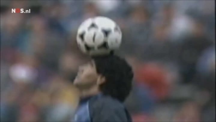 Diego Maradona haciendo malabares con la pelota (1989)
