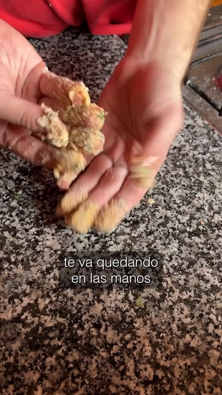 Cómo evitar que se te pegue el pan rallado en las manos al hacer milanesas