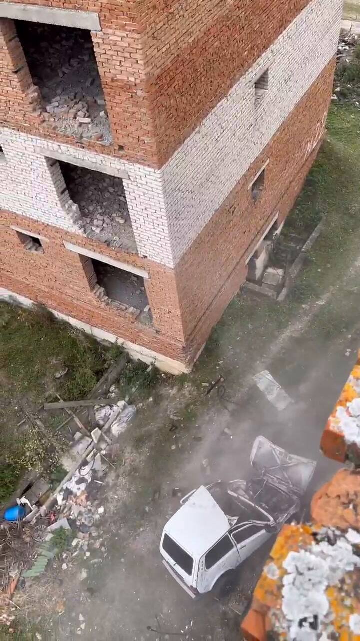 Rusia: un hombre quiso cruzar de un edificio a otro con su auto y cayó de una altura de 15 metros