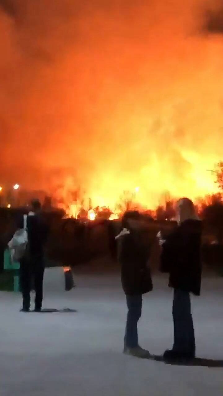 El fuego desde el predio de la Universidad Siglo 21