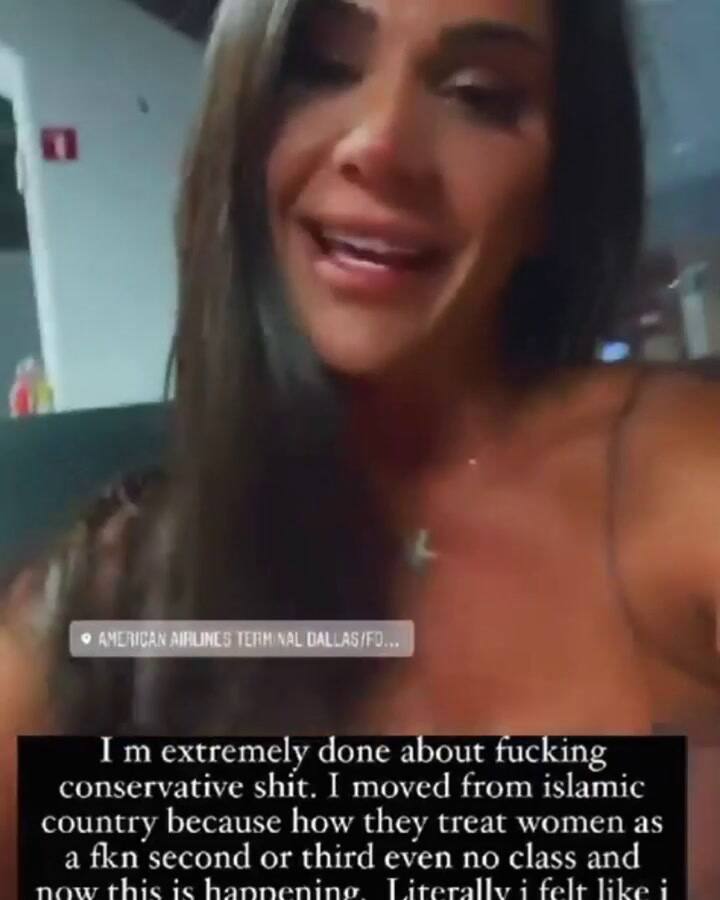 Una modelo denunció que no la dejaron subir al avión por 'estar desnuda'