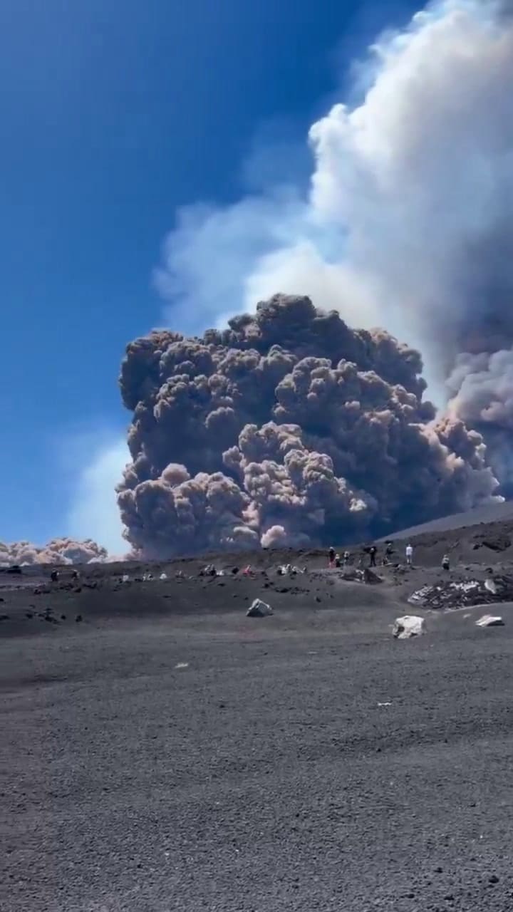 Alerta por el volcán Etna: se derrumbó parte del cráter y los turistas corrieron para evacuar