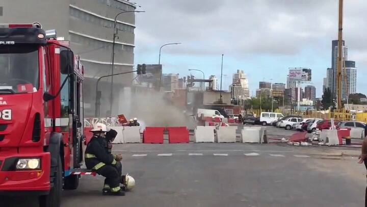 Escape de gas: los bomberos trabajan en la zona
