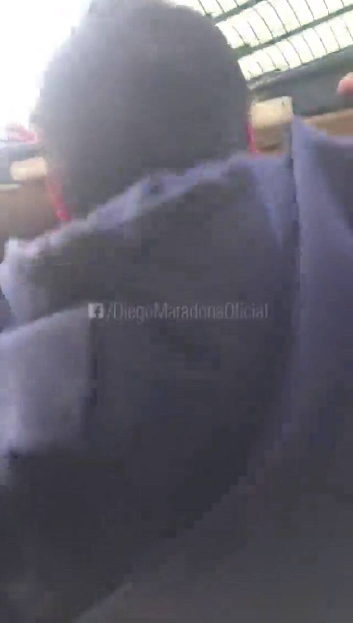 Diego Maradona desfiló en vehículo militar - Fuente: Youtube