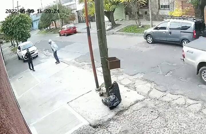 Un vecino de Loma Hermosa, a merced de un delincuente que le robó en la puerta de la casa