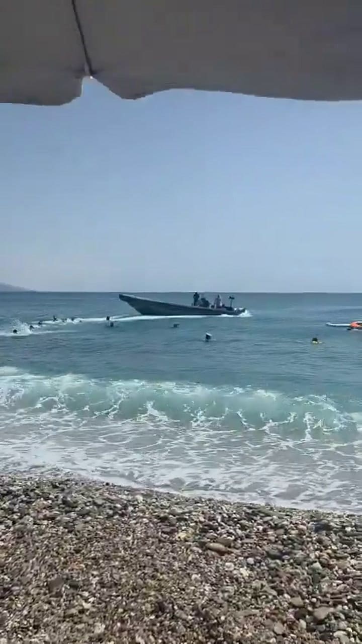 Videos: un grupo de inmigrantes desembarcó en una playa española y fue detenido con ayuda de bañistas