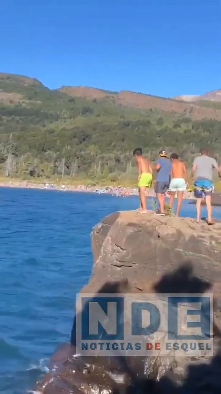 Un adolescente se arrojó a un lago desde un acantilado y tuvo que ser rescatado