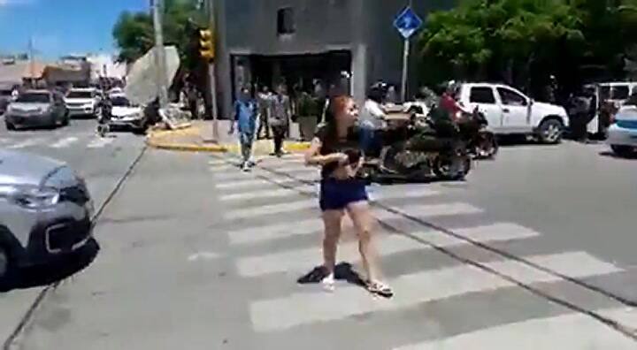 Discutió con otra mujer en plena calle, la golpeó y la apuñaló en el abdomen