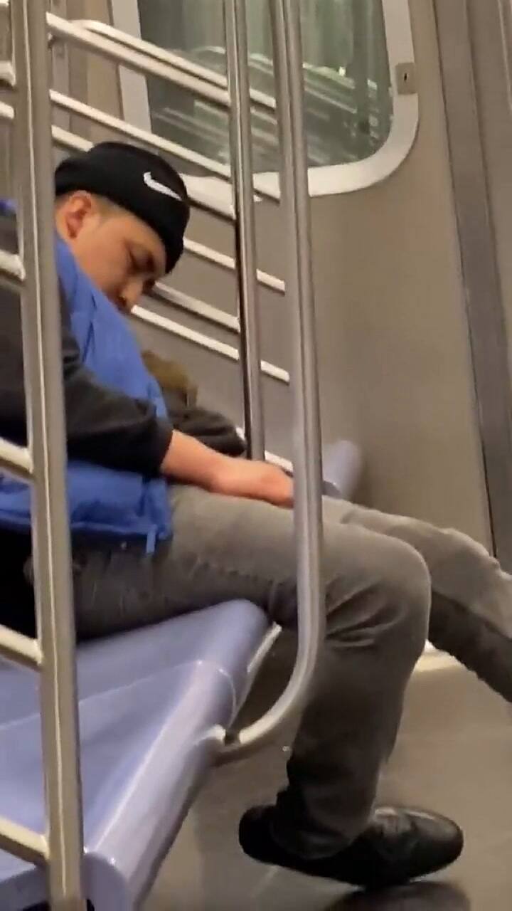 Así fue el momento en el que una rata se subió encima de un hombre en NY