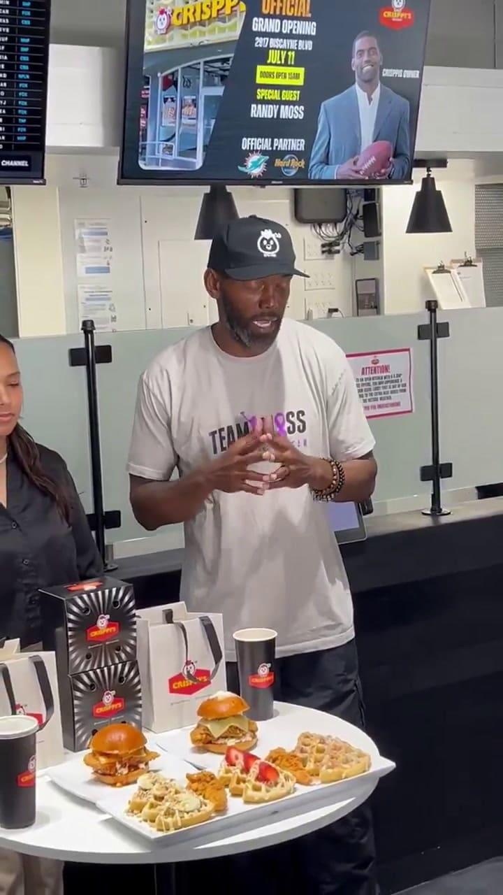 Randy Moss abrió una franquicia de su marca de pollo frito en Miami
