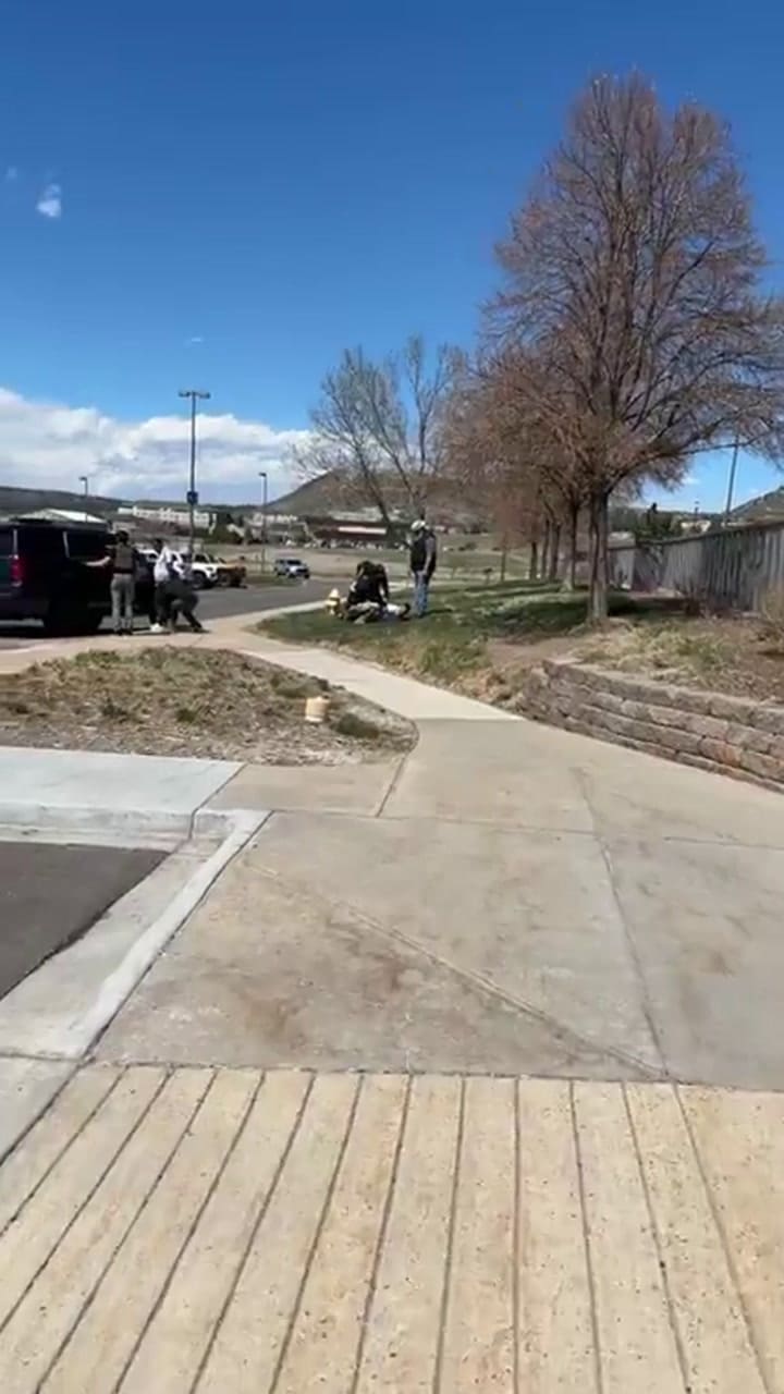 Enmascarados y fuera del juzgado de Douglas: la nueva técnica de ICE para detener migrantes en Colorado