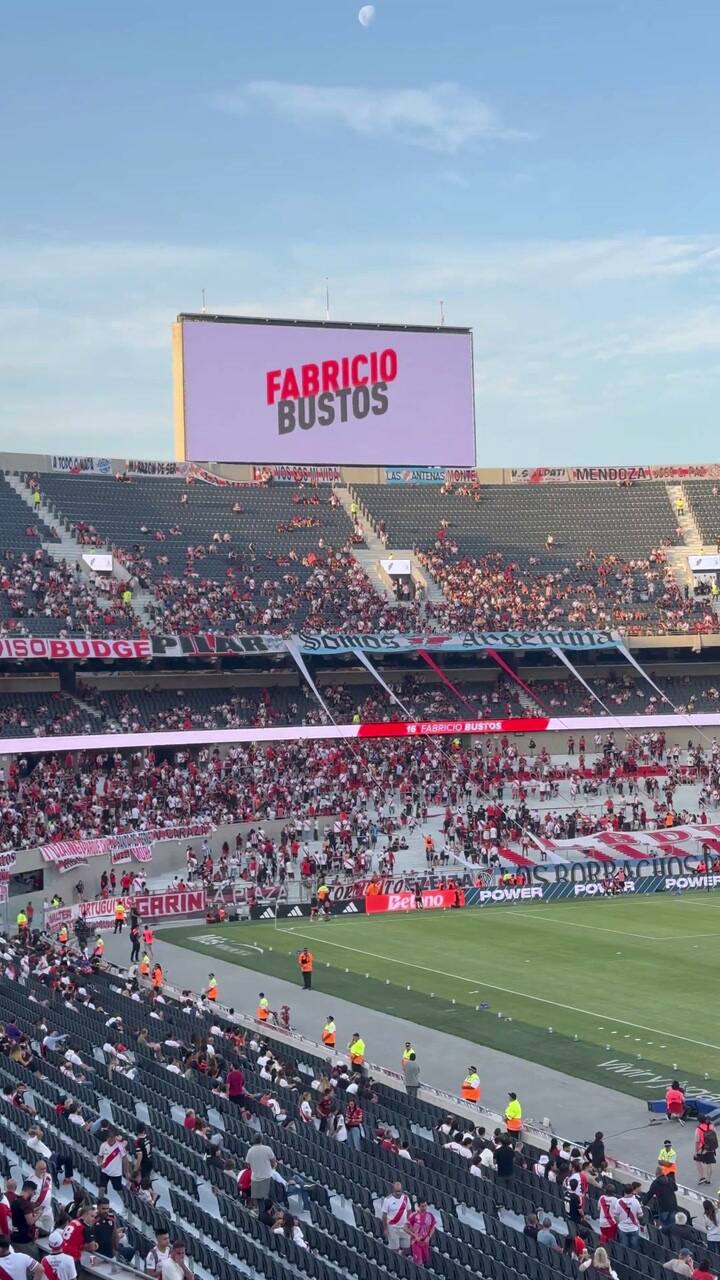 El público silbó masivamente a los jugadores no surgidos de River, casi todos suplentes para este partido