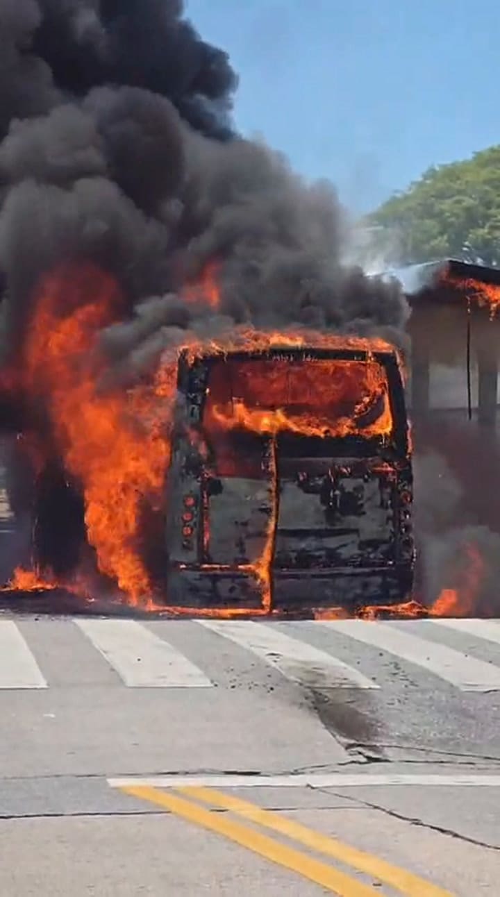 El incendio de un colectivo: los bomberos ya trabajan en la zona