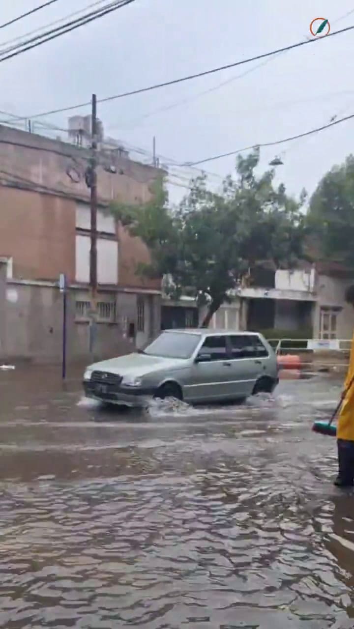 El agua dominó la ciudad durante la mañana
