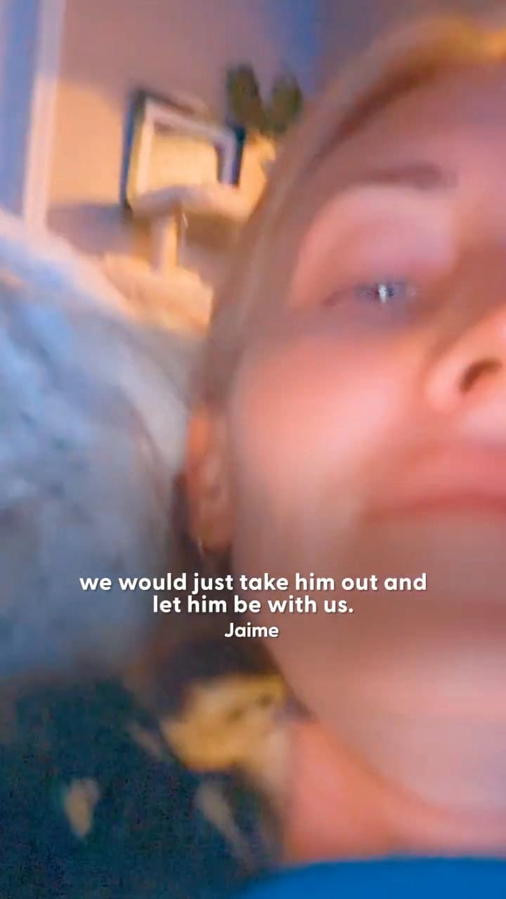 Una mujer adoptó un pato al que llamó Monty