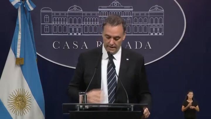 Manuel Adorni anuncia la baja en los impuestos a los celulares