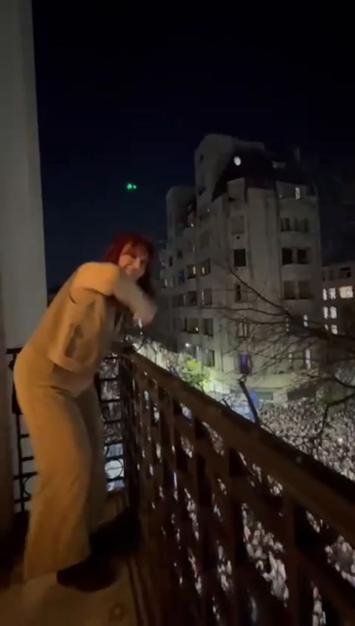 Cristina bailando con la militancia desde el balcón de su casa