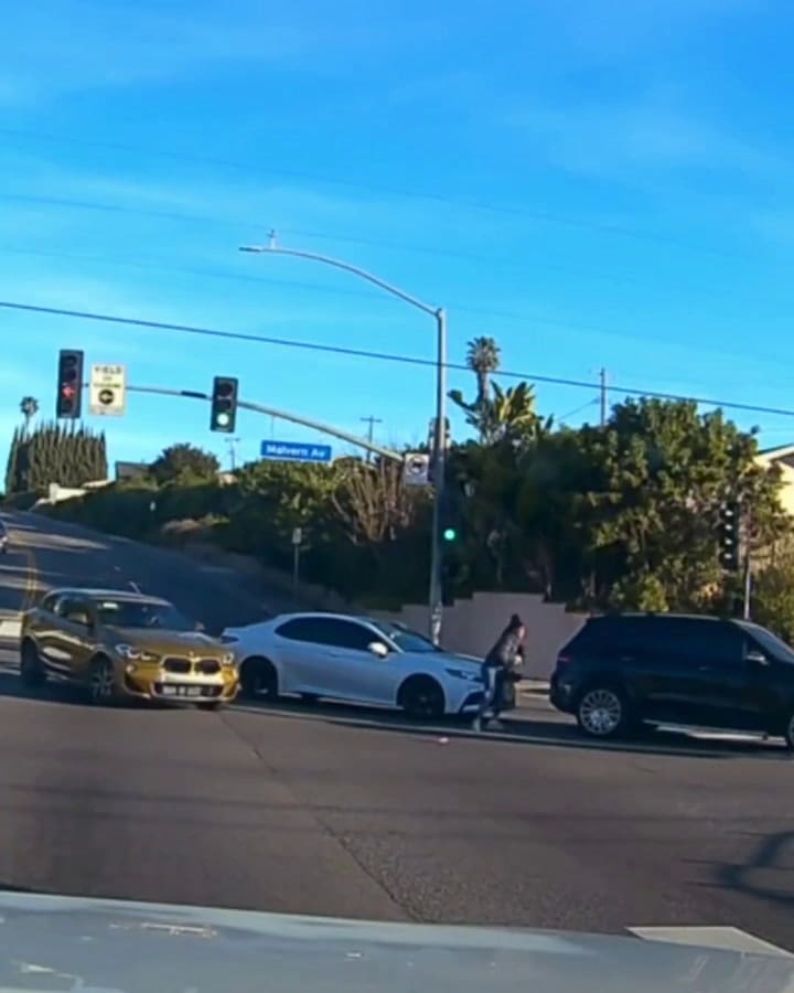 el dramático momento en que un bebé cae de una camioneta en marcha en California
