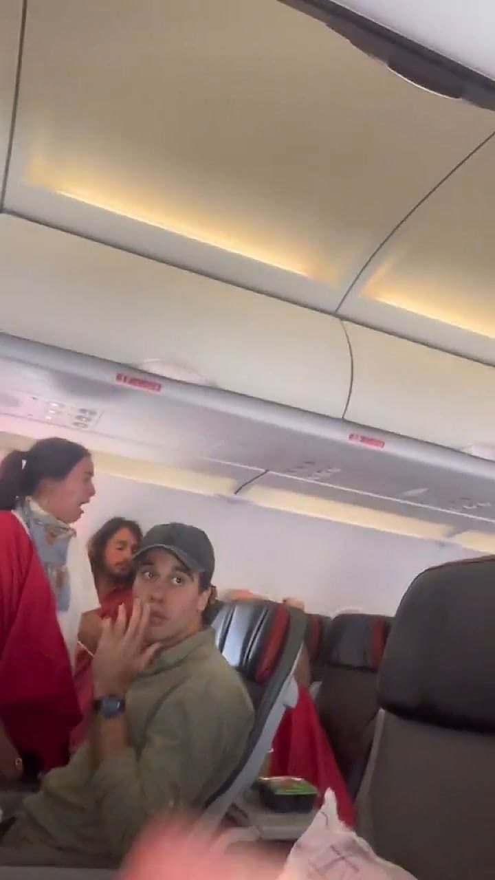 El piloto informa a pasajeros argentinos sobre el resultado de la final del Mundial de Qatar