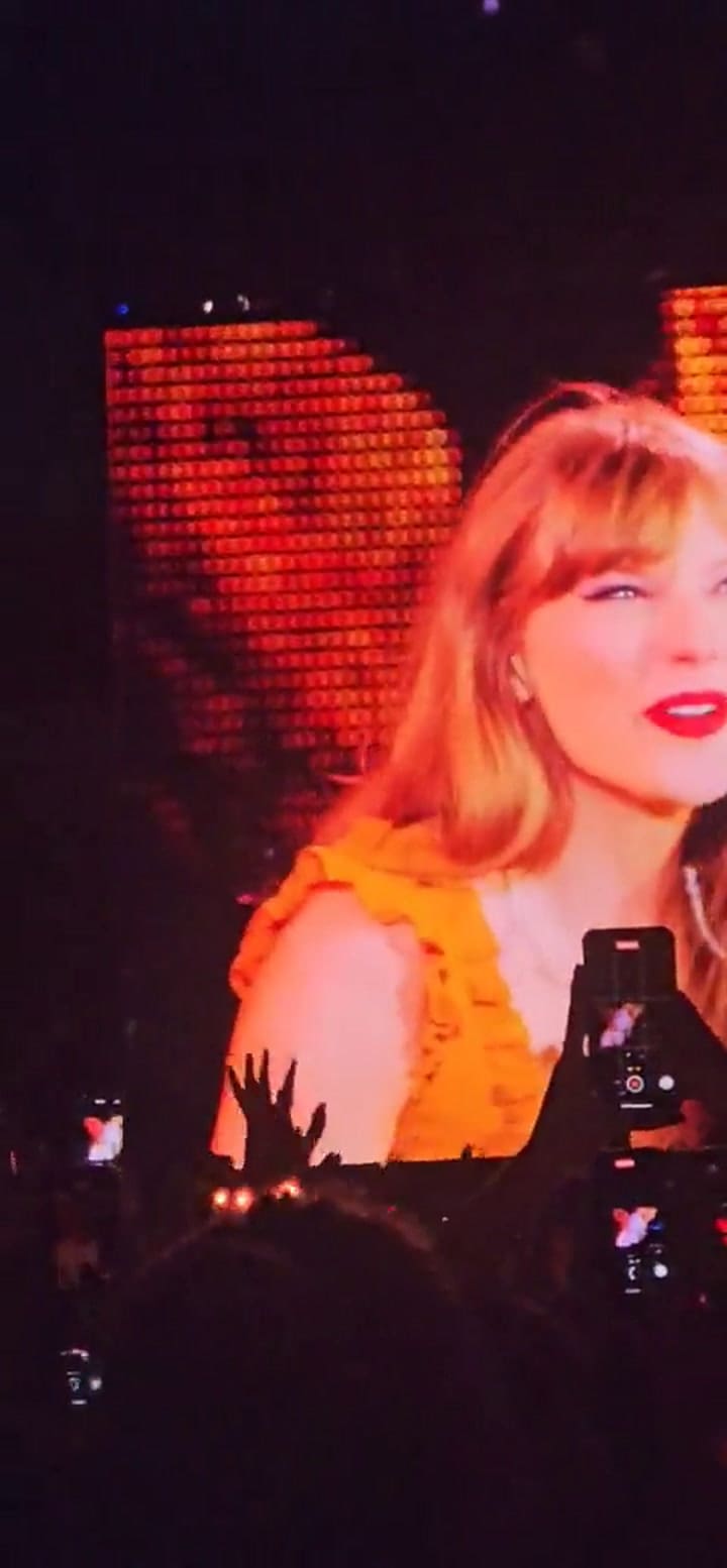 La ovación del público en Champagne Problems